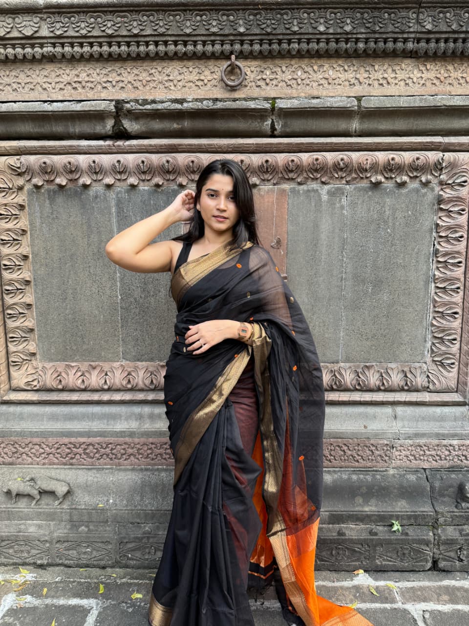 Handwoven Black & Rust Maheshwari Saree with Zari Border – Malhar Handloom