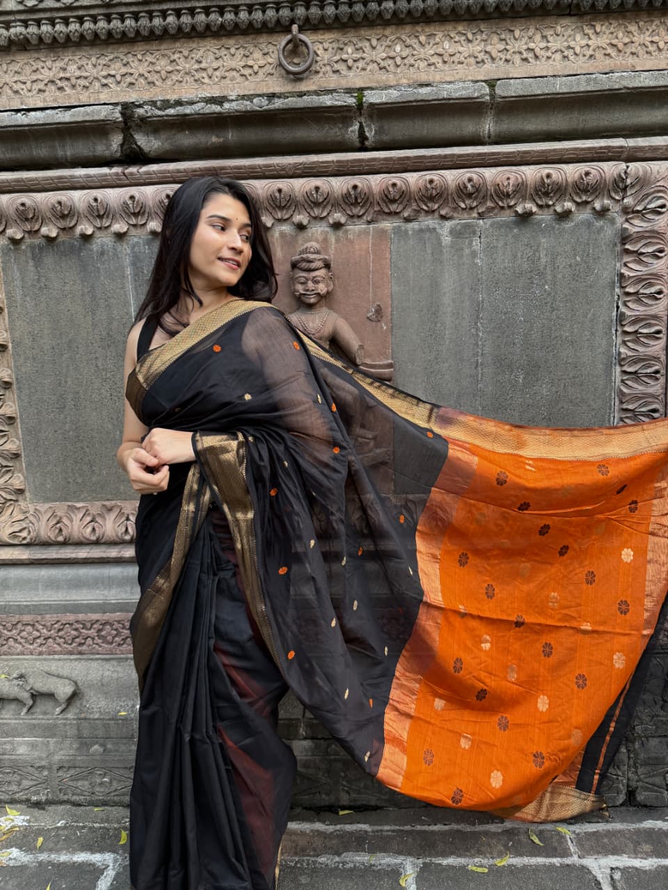 Handwoven Black & Rust Maheshwari Saree with Zari Border – Malhar Handloom