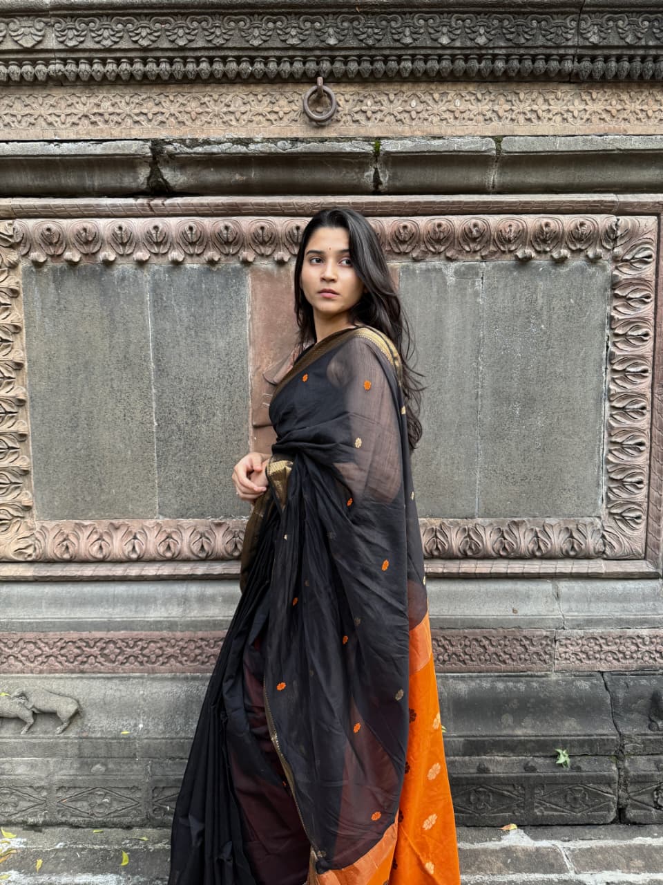 Handwoven Black & Rust Maheshwari Saree with Zari Border – Malhar Handloom
