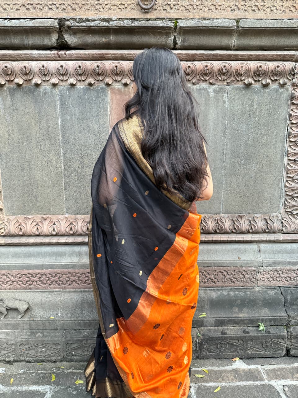 Handwoven Black & Rust Maheshwari Saree with Zari Border – Malhar Handloom